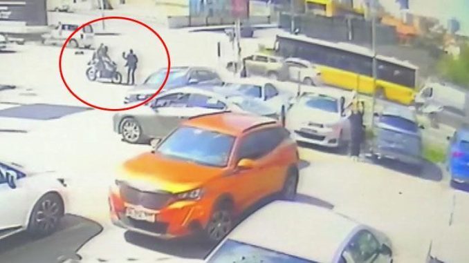 atasehirde-motosikletin-yayaya-carptigi-anlar-kamerada-8sAJsXN7.jpg