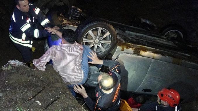 denetimden-cikan-arac-dereye-uctu-3-kisi-yaralandi-JRYQvsnT.jpg